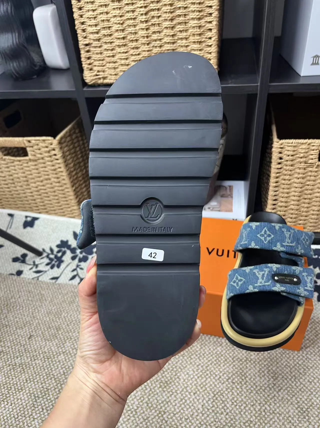 P340 yuan LV Louis Vuitton Full of high-end feel! A popular model among bloggers at home and abroad, it’s retro and fashionable, and looks stunning on your feet! Mainly recommended model on the official website★ ━━━━━ ЅᏇєєt ━━━━━ ▪️Upper: original calfskin ➕5D printing process ▪️Inner: imported mixed sheepskin ▪️Outsole: original molded foam outsole ▪️Size: Female 35-40 Men's 39-44 (women's 41 men's 45)